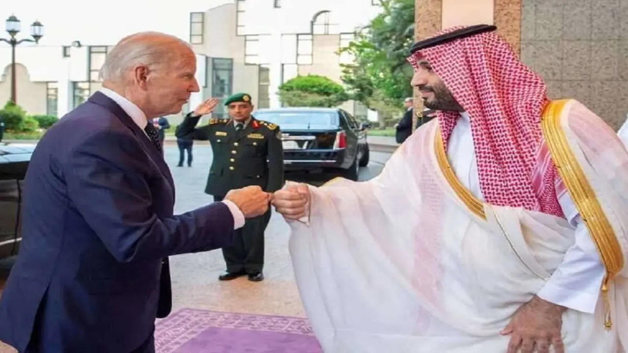 BANDAR ALGALOUD/ SAUDI ROYAL COURT - El príncipe saudí Mohammed bin Salman saludando al presidente estadounidense Joe Biden