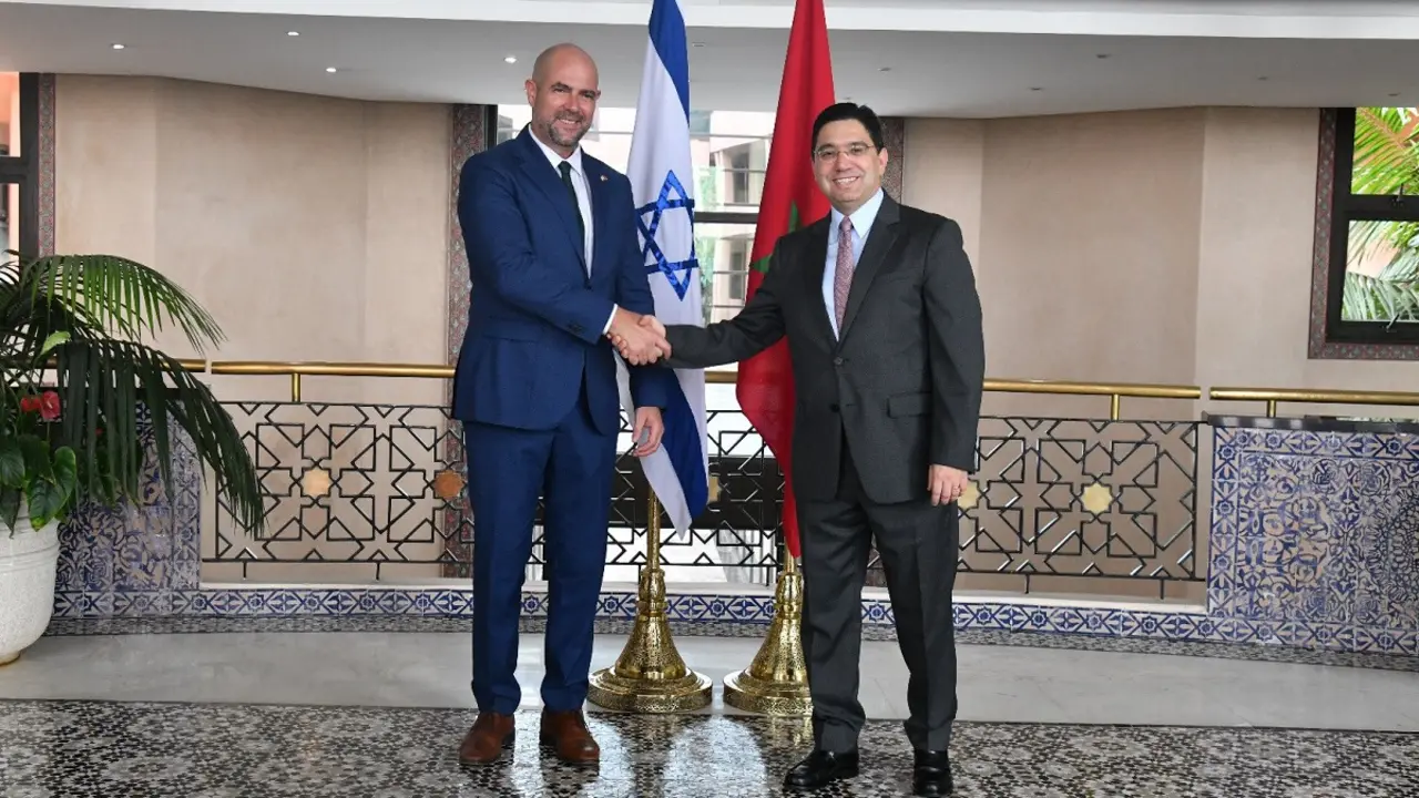 Twitter @MarocDiplomatie – El presidente del Knéset, Amir Ohana (izquierda), con el ministro de Asuntos Exteriores de Marruecos, Nasser Bourita (derecha)