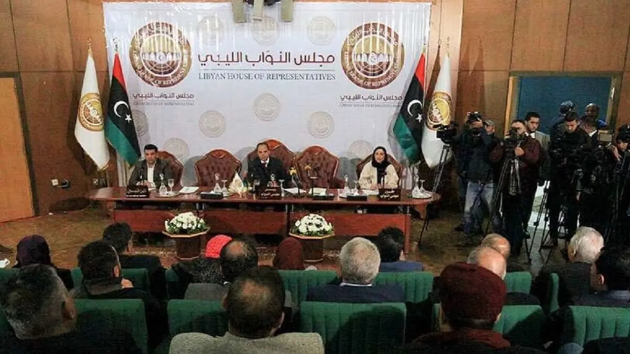 PHOTO/AFP - Cámara de Representantes de Libia (HOR) celebra una sesión de emergencia en la ciudad oriental libia de Bengasi el 4 de enero de 2020 para discutir la posible intervención militar de Turquía en apoyo al gobierno reconocido por la ONU con sede en Trípoli