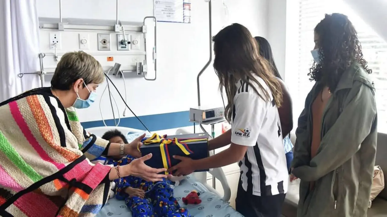 Esta fotografía distribuida por la Presidencia de Colombia muestra a la Primera Dama de Colombia, Verónica Alcocer (izquierda) y Sofía Petro (derecha), hija del presidente colombiano Gustavo
Petro, visitando a uno de los cuatro niños indígenas que fueron encontrados con vida después de estar perdidos durante 40 días en el Selva amazónica colombiana luego de un accidente aéreo, en el Hospital Militar de Bogotá el 10 de junio de 2023. Cuatro niños indigenas que habían estado desaparecidos durante más de un mes en la selva amazónica colombiana fueron encontrados vivos y trasladados a la capital Bogotá el sábado temprano. Los niños, que sobrevivieron al accidente de una avioneta en la selva, fueron transportados en un avión médico del ejército a un aeropuerto militar alrededor de las 00:30 horas del sábado (05:30
GMT)