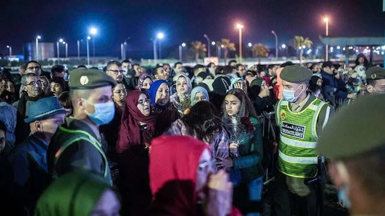 AP/ MOSA’AB ELSHAMY - Familias marroquíes en el aeropuerto de Casablanca