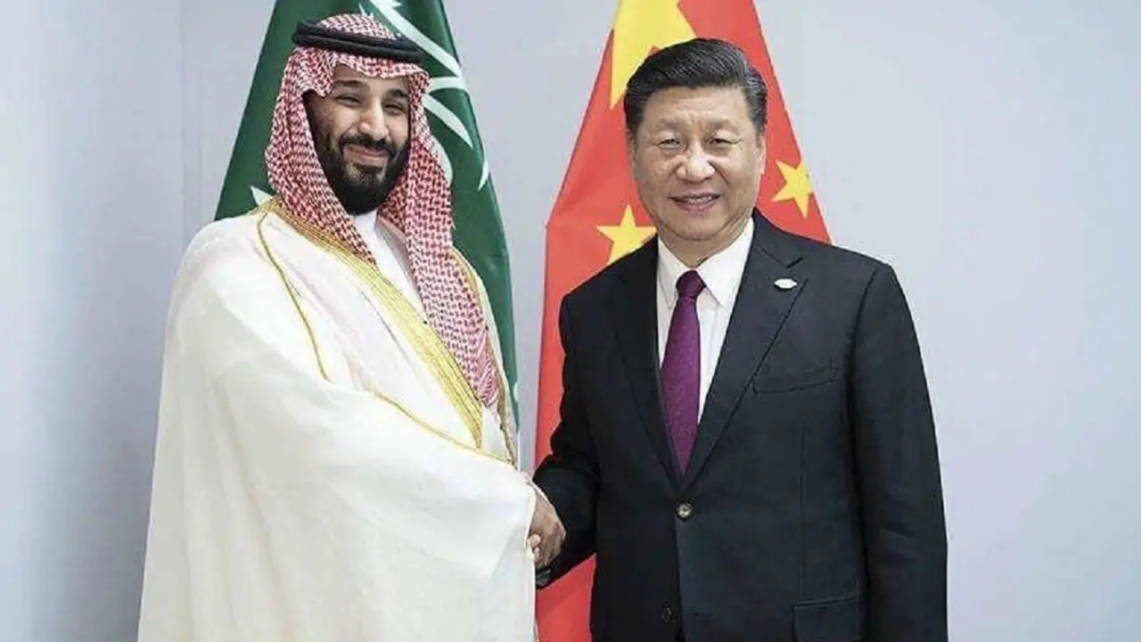 El presidente chino Xi Jinping y al príncipe heredero de Arabia Saudí, Mohamed bin Salman - PHOTO/AP