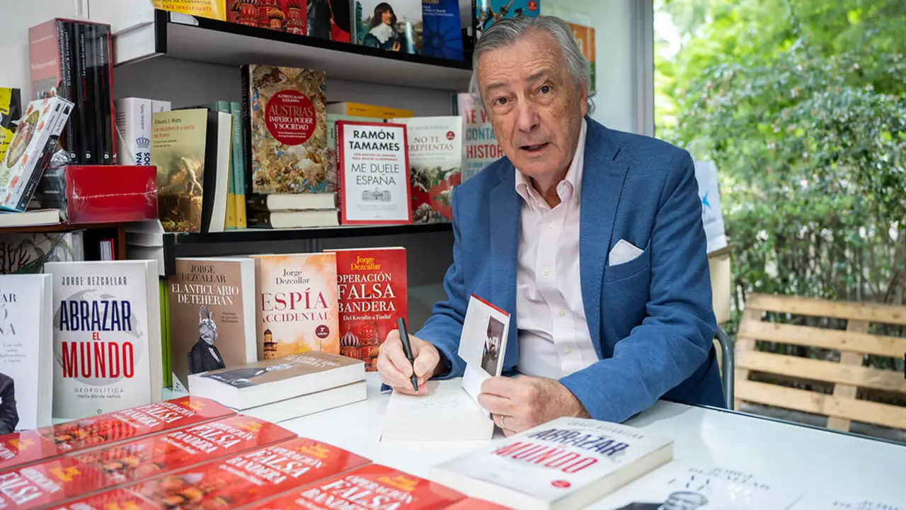 Guillermo López/ATALAYAR - Jorge Dezcallar, autor de Operación falsa bandera durante la firma de su novela en la Feria del Libro de Madrid