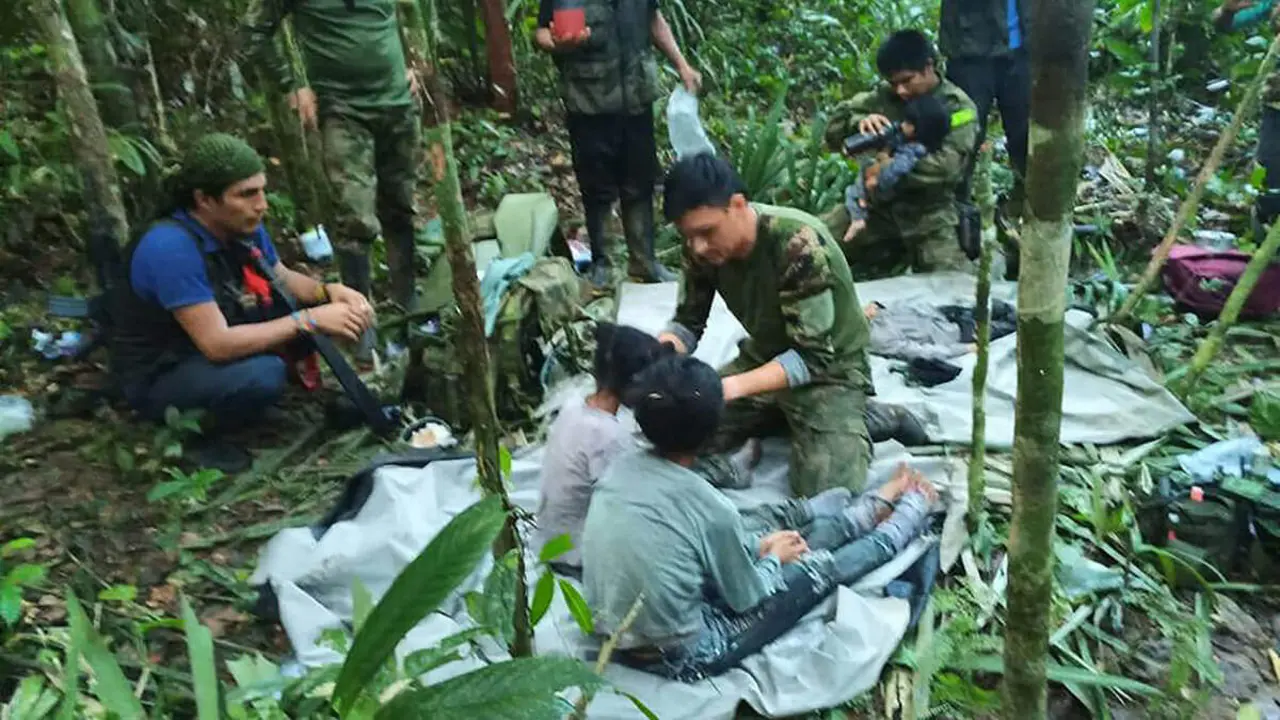 PHOTO/Fuerzas Militares de Colombianas - Militares colombianos atienden a niños sobrevivientes de una avioneta Cessna 206 que se estrelló en la selva de Caquetá, en límites entre Caquetá y Guaviare, 9 de junio de 2023
