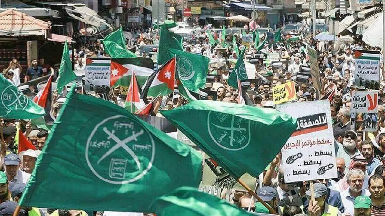 PHOTO/AFP - Banderas de la Hermandad Musulmana, Jordania y otros partidos políticos
