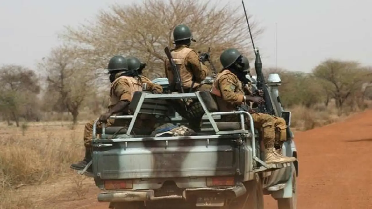 Fotografía de archive de soldados del Ejército de Burkina Faso en la carretera de Gorgadji, en el área del Sahel - Luc Gnago/REUTERS