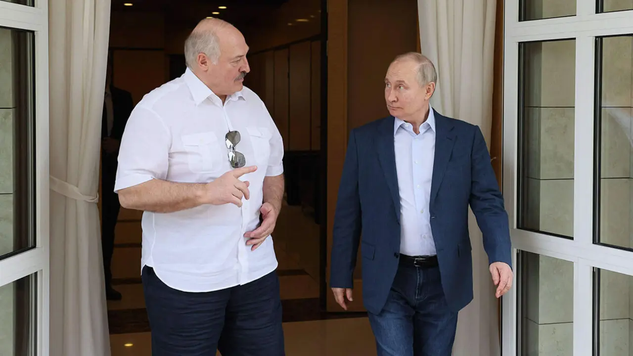 SPUTNIK/GAVRILL  GRIGOROV - El presidente ruso Vladimir Putin se reúne con su homólogo bielorruso Alexander Lukashenko en Sochi el 9 de junio de 2023