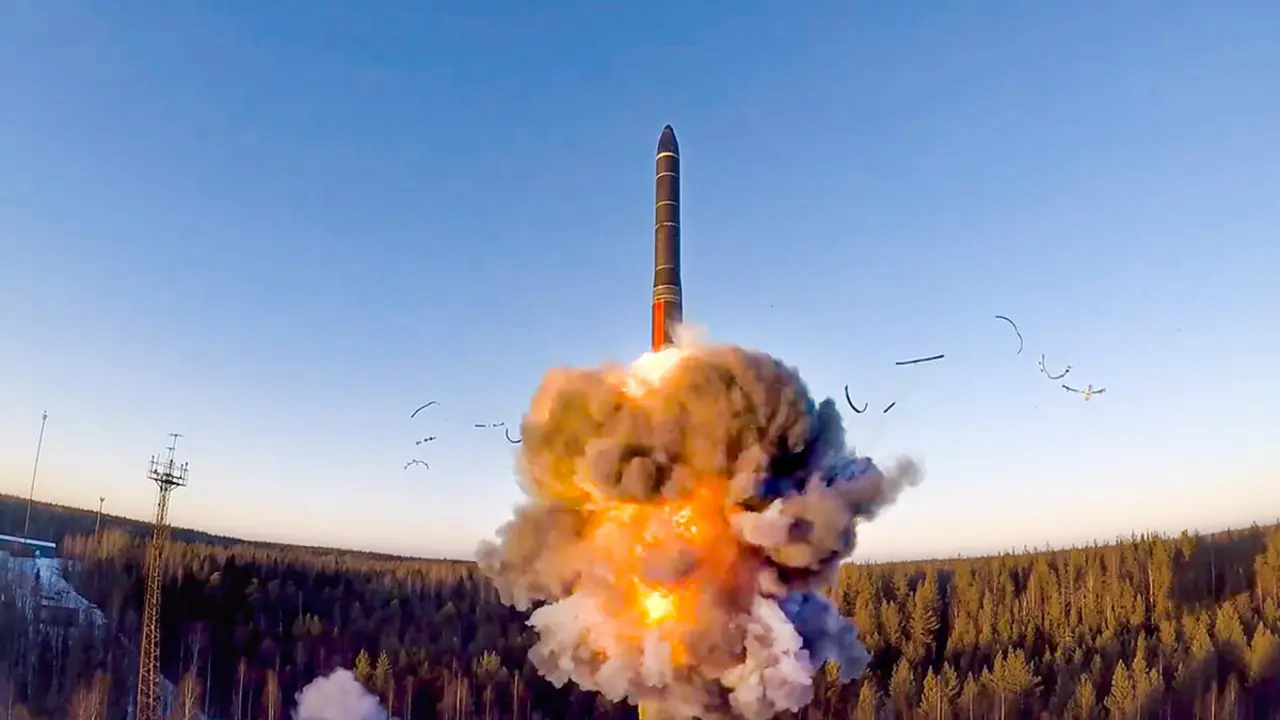 PHOTO/Servicio de Prensa del Ministerio de Defensa Ruso via AP - En esta foto de archivo tomada de un video distribuido por el Servicio de Prensa del Ministerio de Defensa de Rusia, el 9 de diciembre de 2020, se lanza un cohete desde un sistema de misiles como parte de una prueba de misiles balísticos intercontinentales