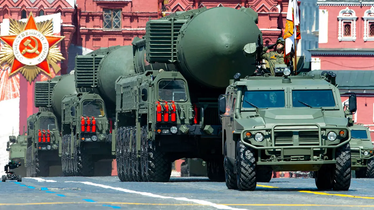 PHOTO/AP - Misiles balísticos rusos RS-24 Yars  en la Plaza Roja durante el desfile militar del Día de la Victoria en Moscú, Rusia, el 24 de junio de 2020