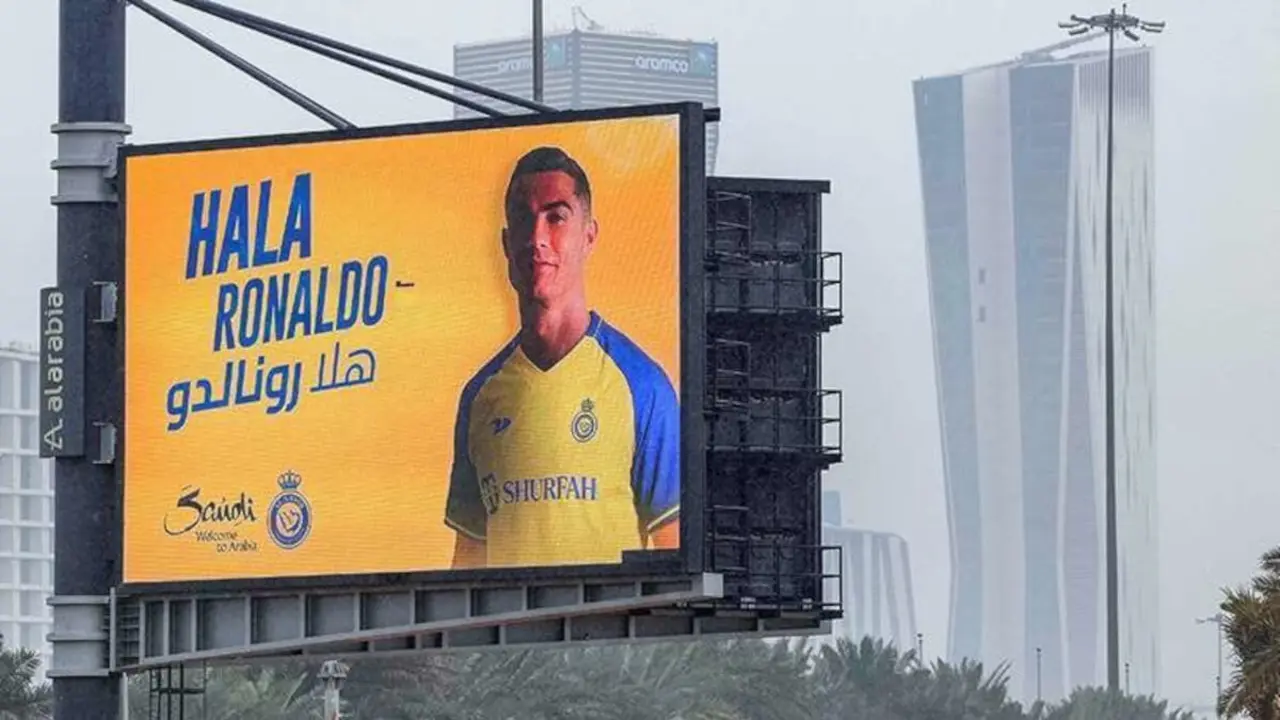 Valla publicitaria que da la bienvenida al nuevo delantero portugués del club de fútbol saudí al-Nassr, Cristiano Ronaldo, se muestra a lo largo de una carretera en la capital de Arabia Saudí, Riyadh, el 3 de enero de 2023 - AFP/FAYEZ NURELDINE