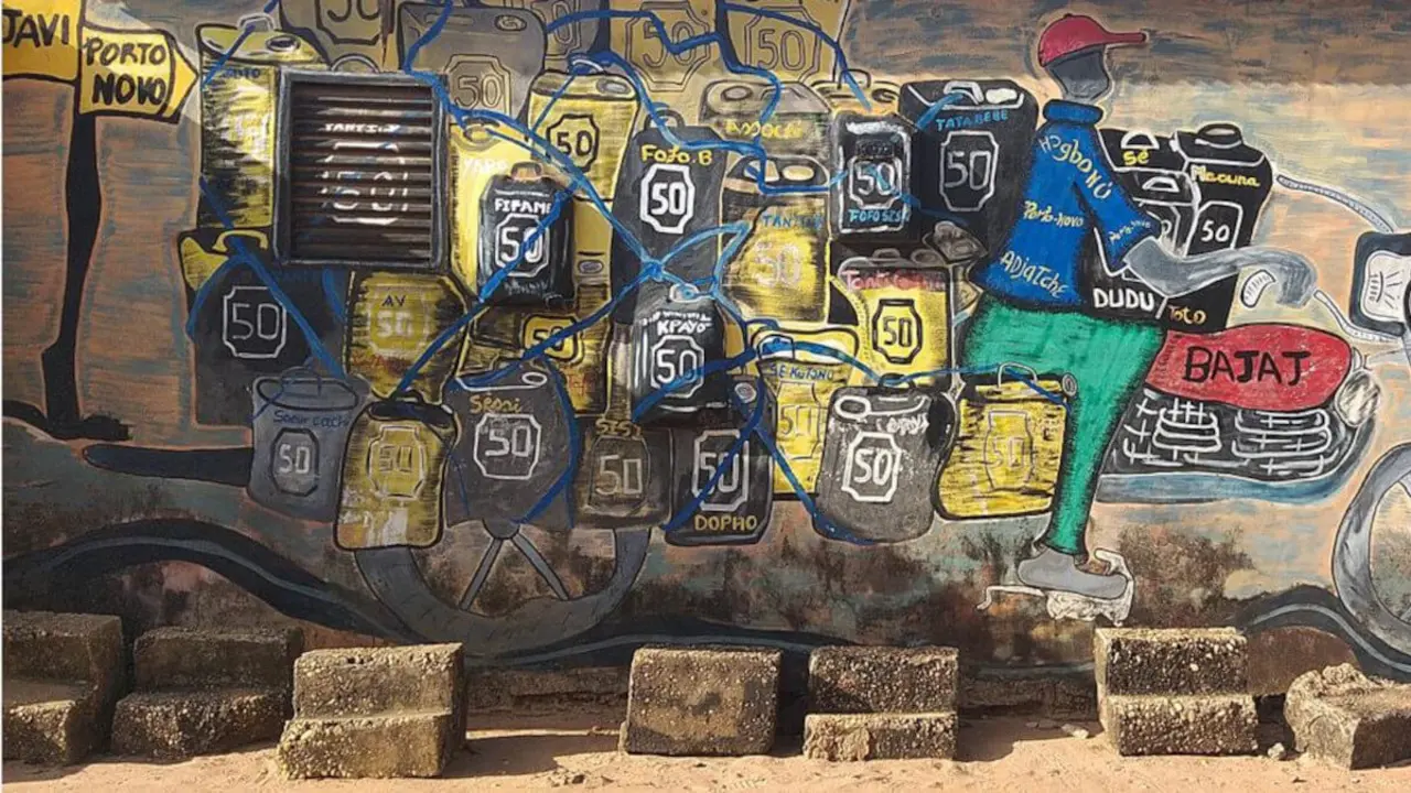 PHOTO/UNODC - Graffiti con un transportista de combustible en Porto Novo, Benin