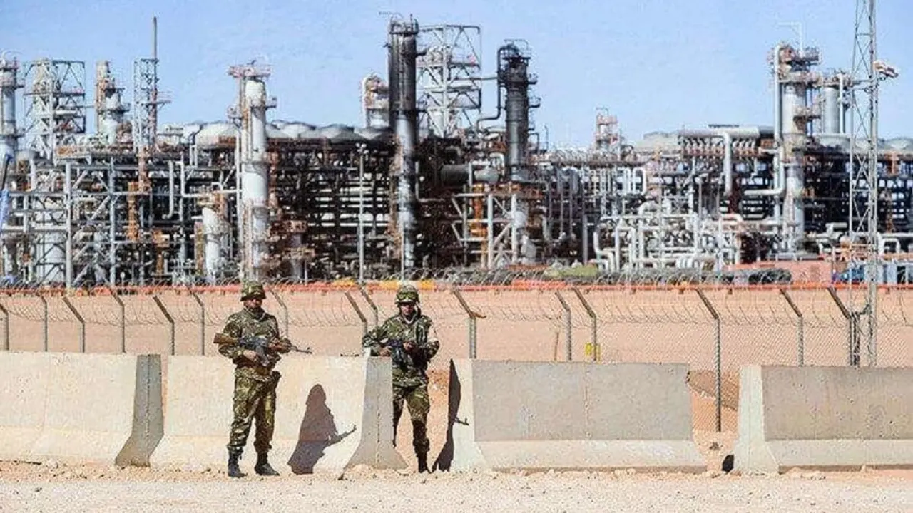 AFP/RYAD KRAMDI - Fotografía de archivo, soldados argelinos hacen guardia en el complejo de gas de Tiguentourine, en In Amenas, a unos 1.600 kilómetros al sureste de la capital
