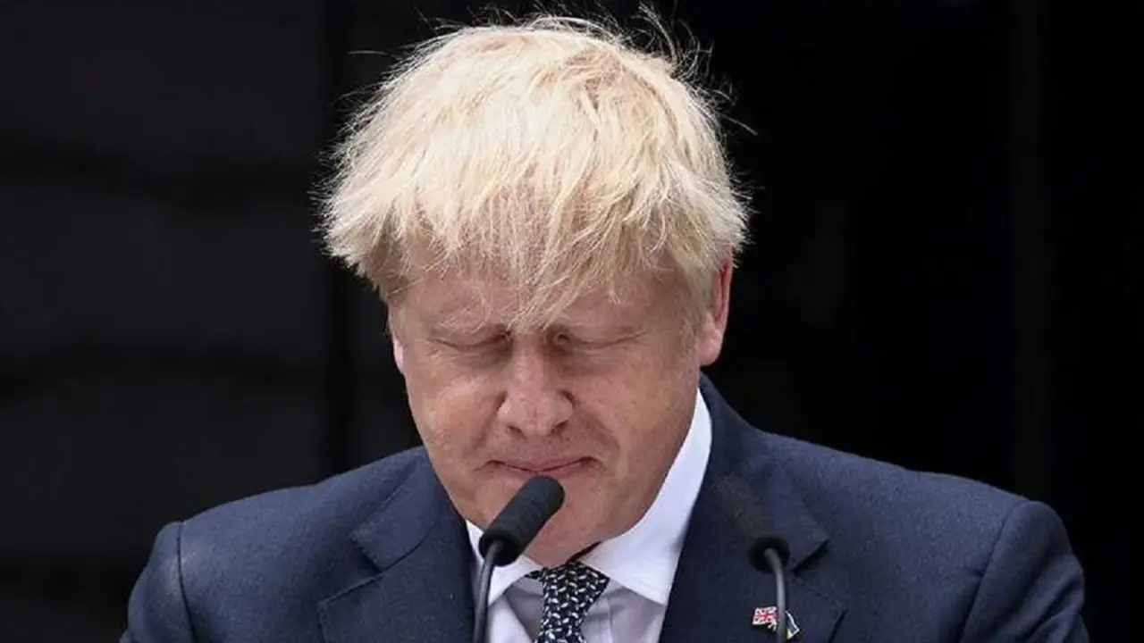 REUTERS/HENRY NICHOLLS - El primer ministro británico Boris Johnson anuncia su dimisión en Downing Street el 7 de julio de 2022