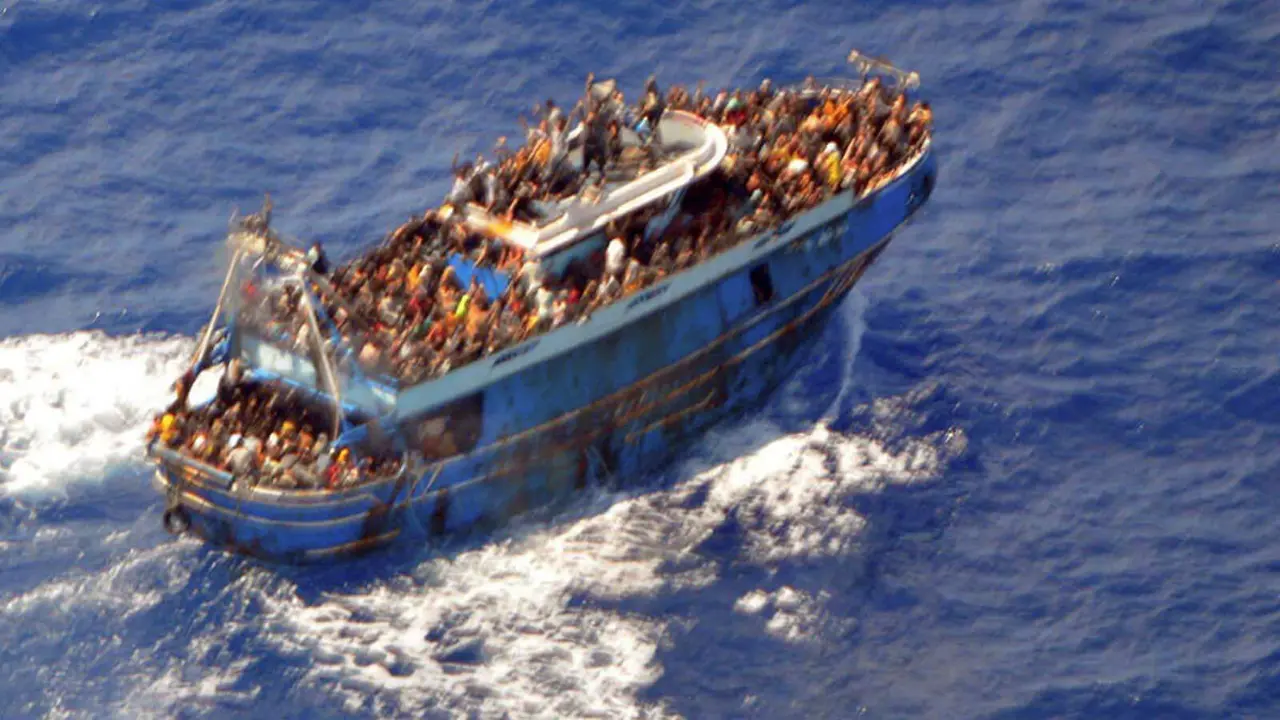 Guardia Costera Helénica vía REUTERS - Una foto sin fecha proporcionada por la Guardia Costera Helénica muestra a los migrantes a bordo de un bote durante una operación de rescate, antes de que su bote volcara en mar abierto, frente a Grecia, el 14 de junio de 2023