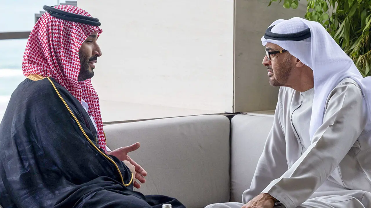 PHOTO/ MINISTERIO DE ASUNTOS PRESIDENCIALES DE LOS EAU - Presidente de los EAU, el jeque Mohamed bin Zayed al-Nahyan, reunido con el príncipe heredero saudí Mohammed bin Salman al margen de la cumbre del G20 en el Hotel Apurva Kempinski