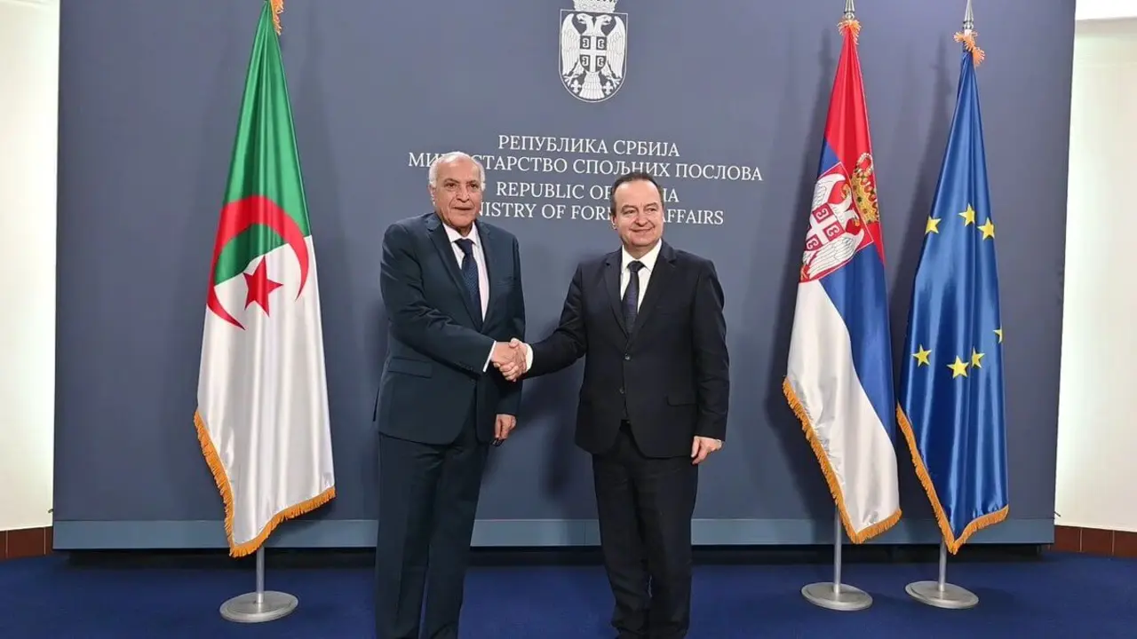 PHOTO/TWITTER/MINISTERIO DE RELACIONES EXTERIORES DE ARGELIA – El ministro de Exteriores argelino, Ahmed Ataff, con su homólogo serbio, Ivica Dacic, en una visita oficial en Belgrado