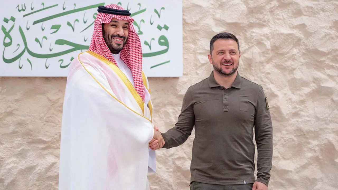 SPA/BANDAR AL-JALOUD - El príncipe heredero saudí Mohammed bin Salman (L) dando la bienvenida al presidente de Ucrania, Volodymyr Zelensky, durante la Cumbre de la Liga Árabe en Jeddah