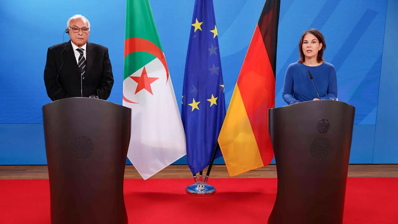 AFP/ODD ANDERSEN - La ministra de Relaciones Exteriores de Alemania, Annalena Baerbock (derecha), y el ministro de Relaciones Exteriores de Argelia, Ahmed Attaf, se dirigen a una conferencia de prensa conjunta en el Ministerio de Relaciones Exteriores de Berlín el 22 de junio de 2023