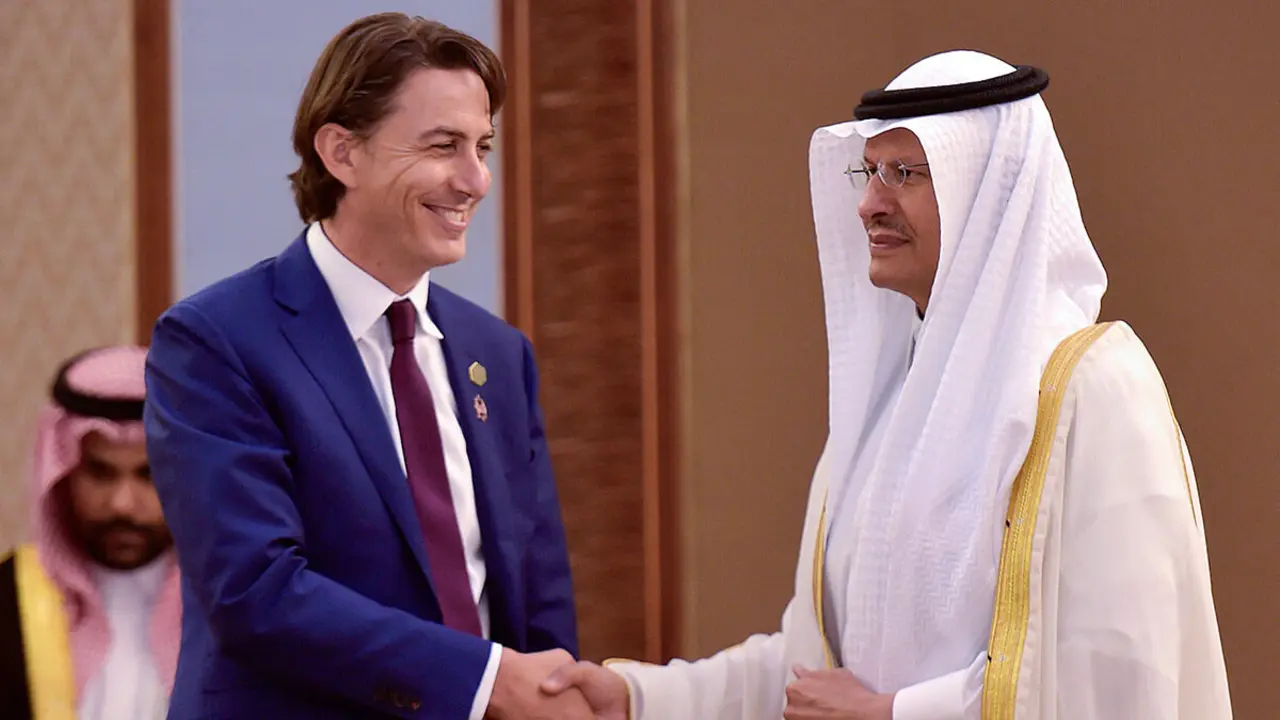 AFP/AMER HILABI - Amos Hochstein, asesor principal de EE. UU. para la seguridad energética, y el ministro de Energía de Arabia Saudita, el príncipe Abdulaziz bin Salman al-Saud en 2022