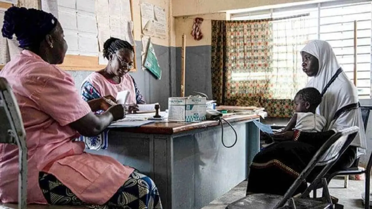 AFP/OLYMPIA DE MAISMONT - Una mujer y su bebé asisten a una consulta médica por malaria en el centro de salud de Barkuitenga, en Ziniare, al noreste de la capital de Burkina Faso, Uagadugú