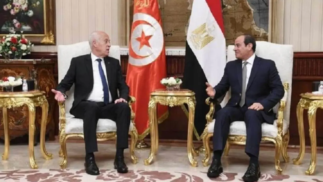 PHOTO/AFP - Foto de archivo de Kais Saied, presidente de Túnez, junto con Abdel Fattah al-Sisi, presidente de Egipto
