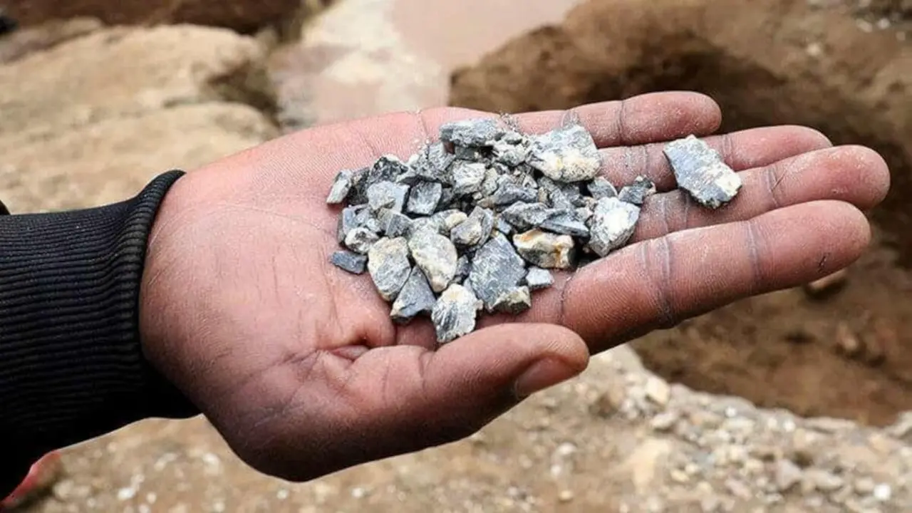 PHOTO/REUTERS - Un minero muestra coltán en Birambo