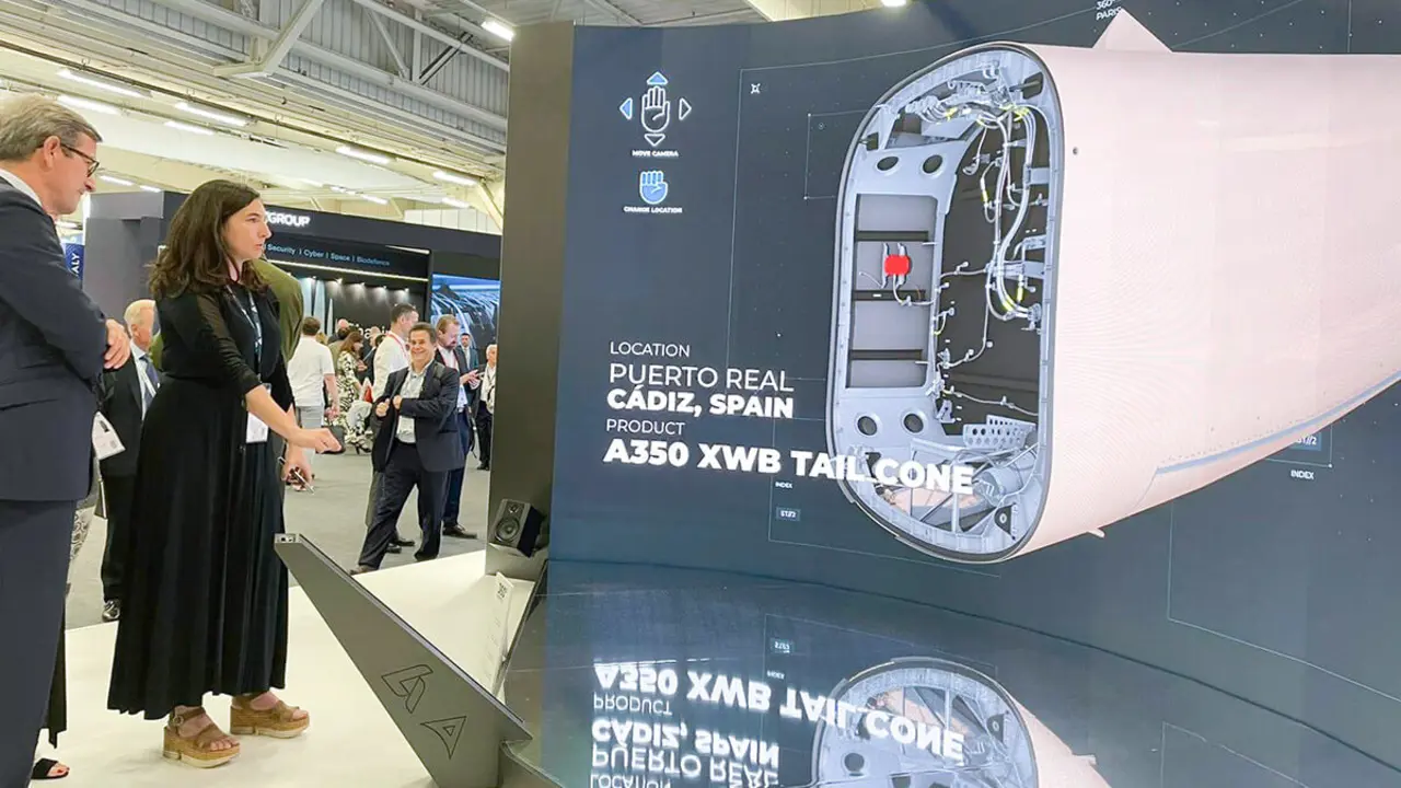 PHOTO/Junta Andalucía - El consejero de Industria de la Junta de Andalucía, Jorge Paradela, recibe explicaciones en el stand conjunto de Aciturri y Alestis sobre el cono de cola del A350 XWB que se fabrica en la factoría gaditana de Puerto Real