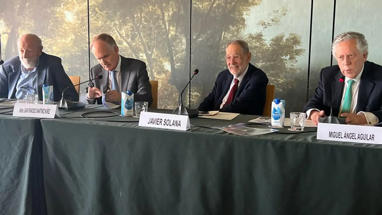 PHOTO/ATALAYAR- Diego Carcedo, presidente de la Asociación de Periodistas Europeos, Javier Solana, ex secretario General de la OTAN y ex alto representante para la PESC y presidente de EsadeGeo, almirante Juan Francisco Martínez Núñez, secretario General de Política de Defensa (SEGENPOL), y Miguel Ángel Aguilar, secretario General de la APE