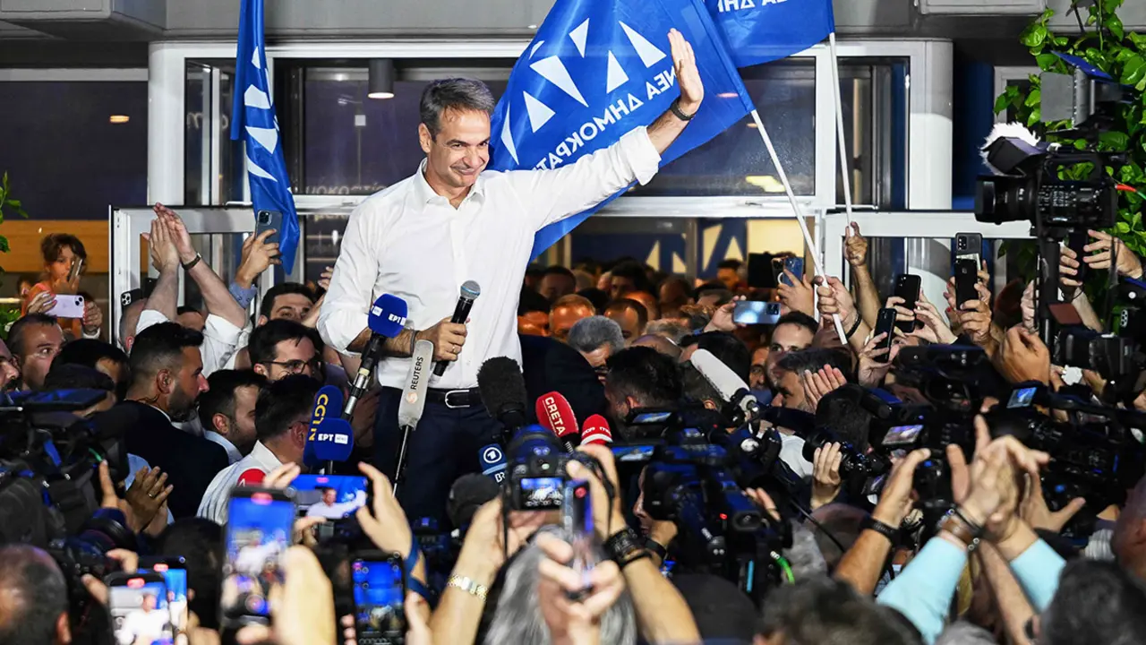 AFP/ARIS MESSINIS - El líder del partido conservador de Grecia Nueva Democracia, Kyriakos Mitsotakis, saluda a sus partidarios durante un evento de la noche electoral después de las elecciones generales en el centro de Atenas, el 25 de junio de 2023