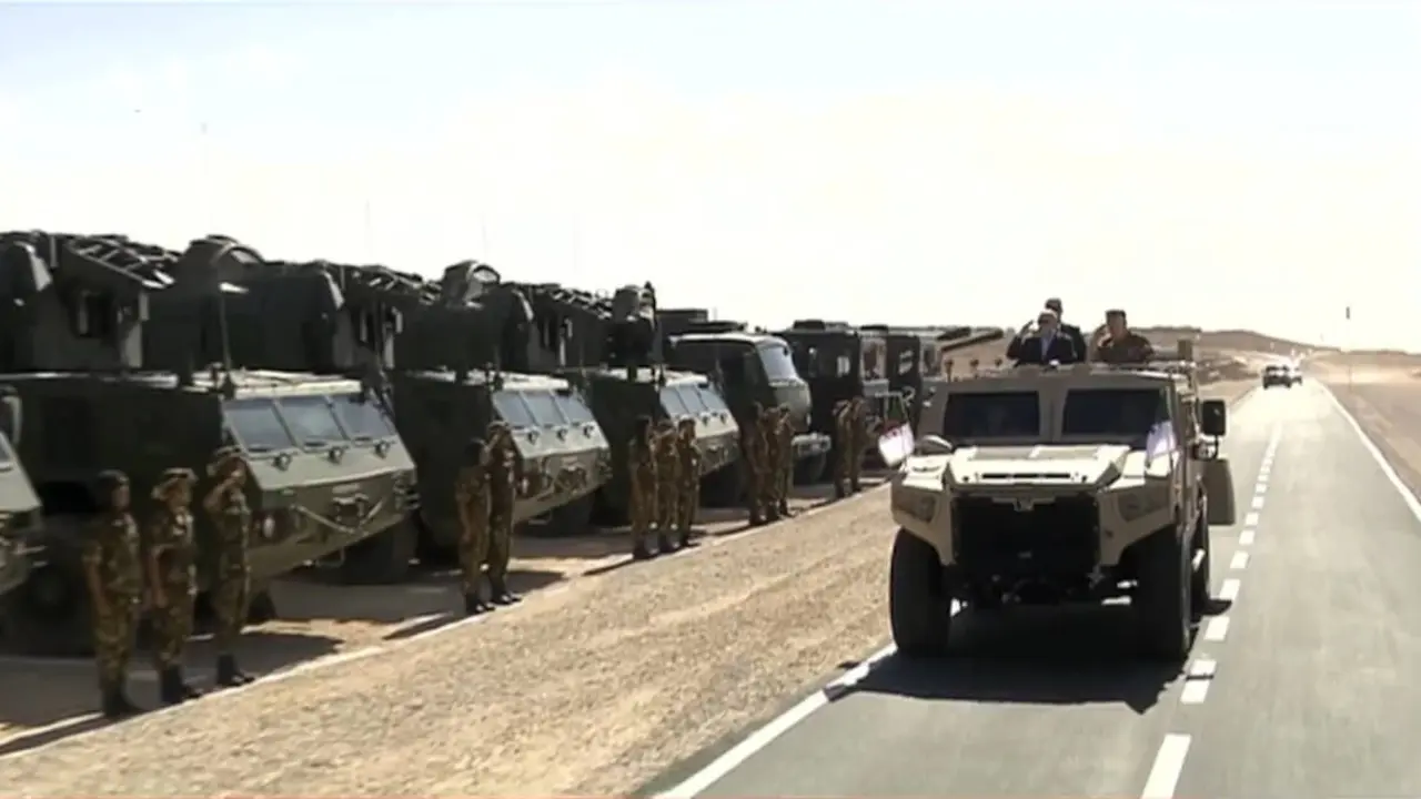 PHOTO/TWITTER/HALIM -  El presidente de la República de Argelia Abdelmadjid Tebboune supervisa las maniobras militares “Fajr 2023”