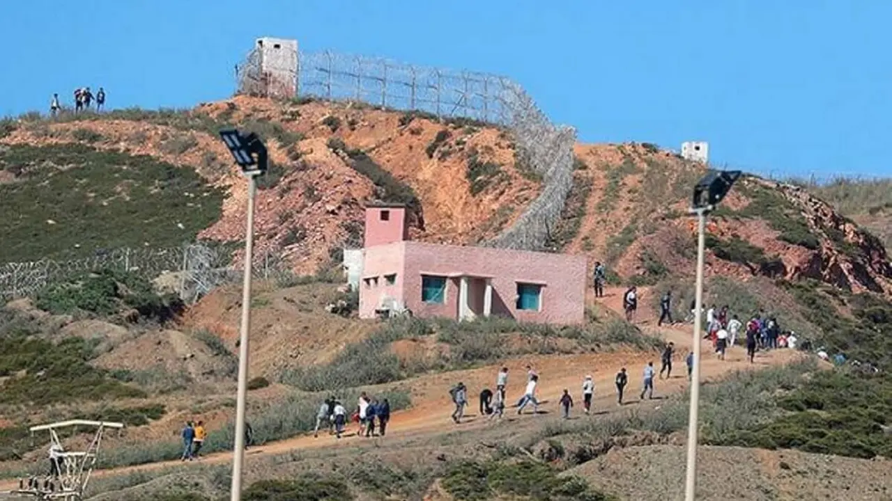 Migrantes corren hacia la valla que separa Marruecos de España - REUTERS/JON NAZCA
