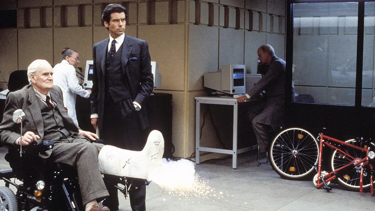 Foto fija del rodaje Goldeneye con Desmond Llewellyn I Pierre Brosnan
Crédit foto: Keith Hamshere.