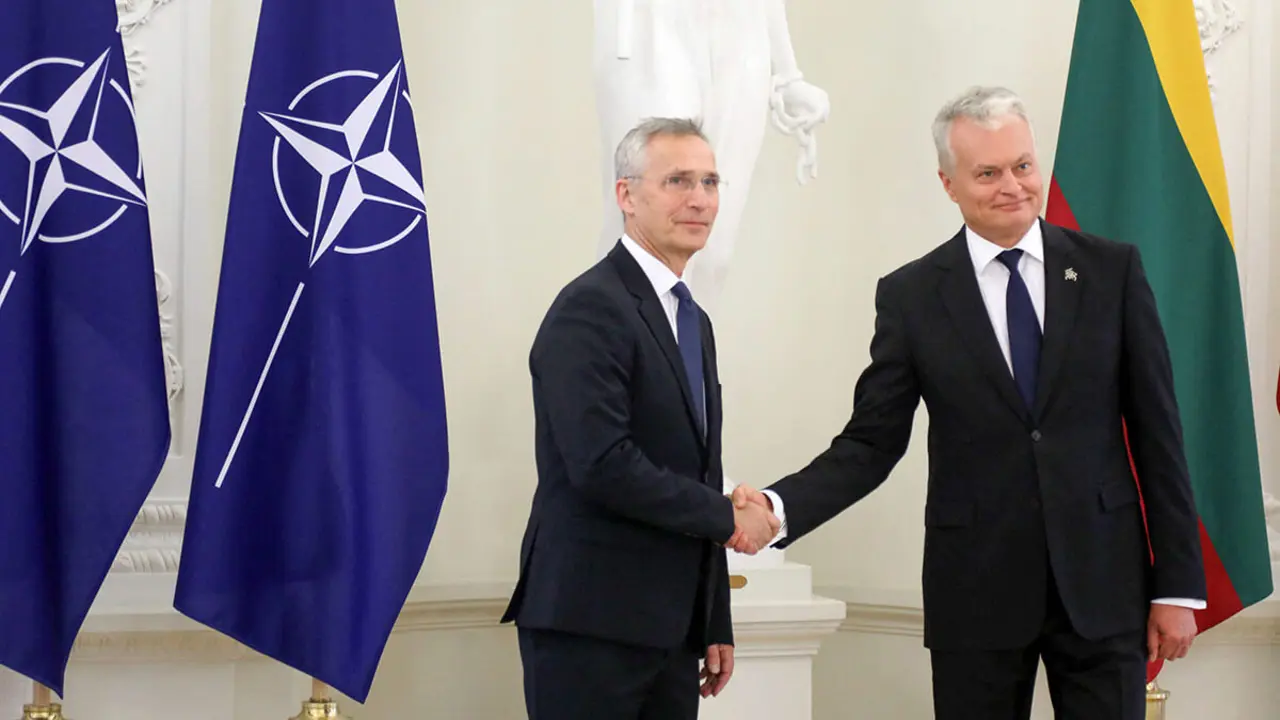 AFP/ PETRAS MALUKAS - El secretario general de la OTAN, Jens Stoltenberg (L), es recibido por el presidente de Lituania, Gitanas Nauseda, en el palacio presidencial de Vilnius, Lituania, el 26 de junio de 2023