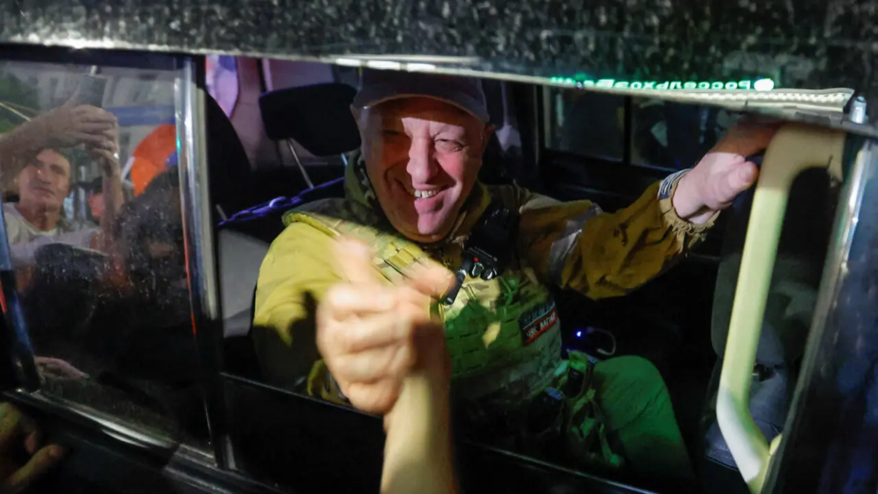 REUTERS/ALEXANDER ERMOCHENKO - Yevgeny Prigozhin abandona la sede del Distrito Militar del Sur en medio de la retirada de los grupos de la ciudad de Rostov-on-Don, Rusia, el 24 de junio de 2023
