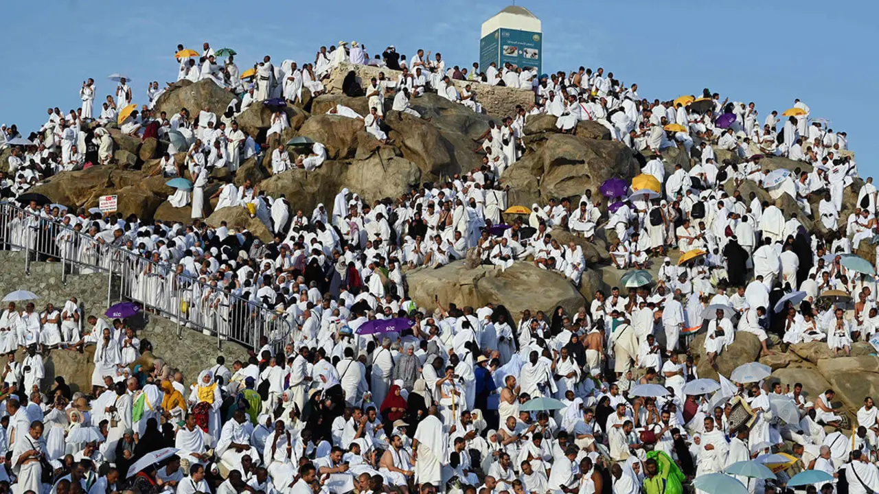AFP/SAJJAD HUSSAIN - Peregrinos musulmanes abarrotan el Monte Arafat de Arabia Saudita, también conocido como Jabal al-Rahma o Monte de la Misericordia, durante el clímax de la peregrinación del Hajj el 27 de junio de 2023