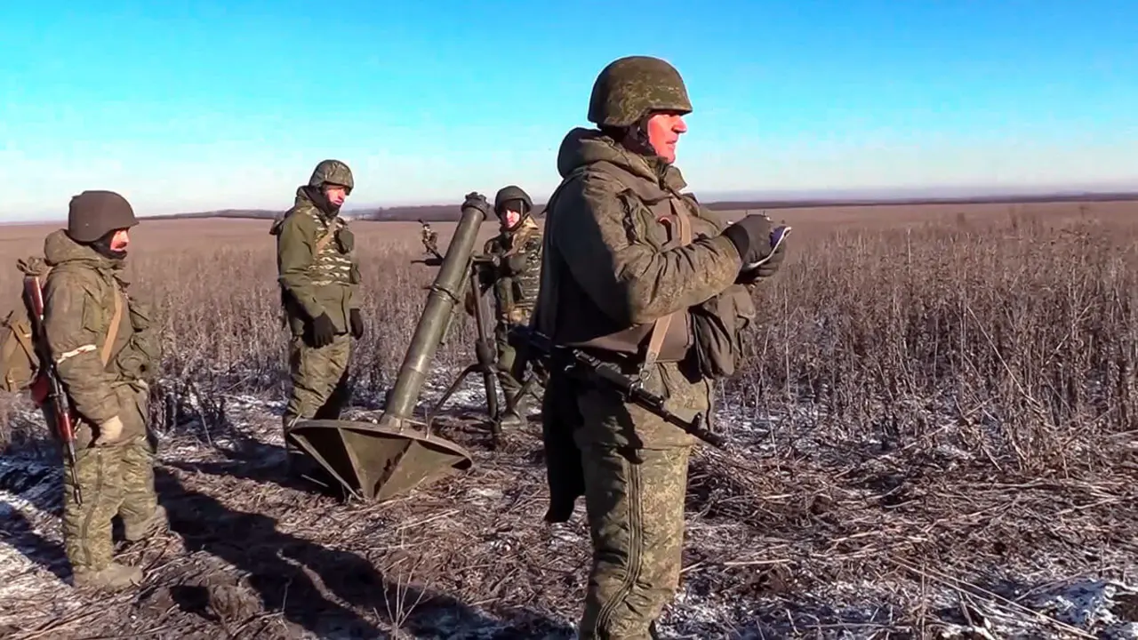 PHOTO/ Servicio de Prensa del Ministerio de Defensa Ruso vía AP - Esta foto del folleto tomada de un video y publicada por el Servicio de Prensa del Ministerio de Defensa de Rusia el viernes 13 de enero de 2023, los soldados rusos preparan un mortero Sani para disparar en dirección a Ugledar en un lugar no revelado en Ucrania