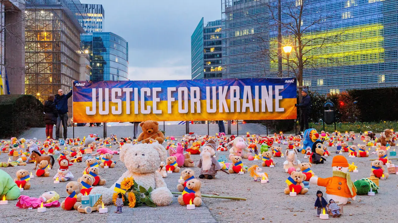 Miembros de Avaaz y refugiados ucranianos instalan miles de osos de peluche y juguetes para niños en la rotonda de Schuman al frente de la Comisión Europea para destacar el secuestro denunciado de miles de niños ucranianos por parte de Rusia el jueves 23 de febrero de 2022 en Bruselas
AP/OLIVIER MATTHYS