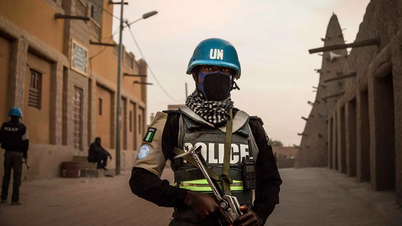 AFP/ FLORENT VERGNES - En esta foto de archivo tomada el 9 de diciembre de 2021, policías de la Misión de Estabilización de las Naciones Unidas en Malí (MINUSMA), patrullan frente a la Gran Mezquita en Tombuctú