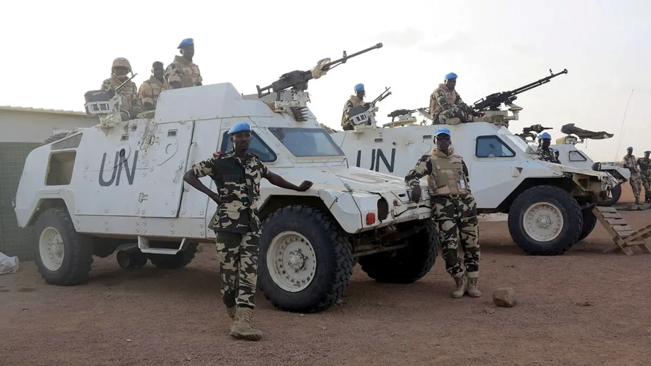 Fuerzas de mantenimiento de la paz de Chad hacen guardia en la base de mantenimiento de la paz de Minusma en Kidal, Malí, el 22 de julio de 2015 - REUTERS/ADAMA DIARRA -