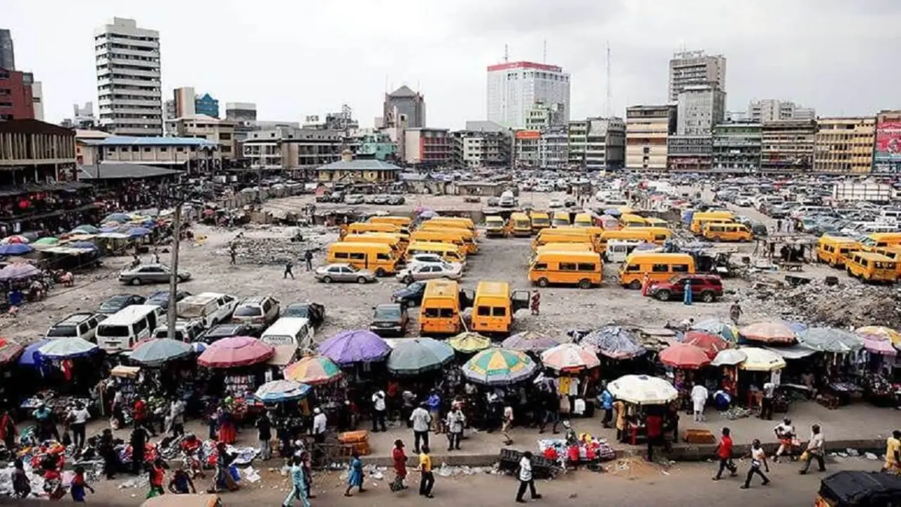 Mercado cercano al distrito central de negocios, cerca de Marina en Lagos, Nigeria - REUTERS/AKINUNDE AKINLEYE