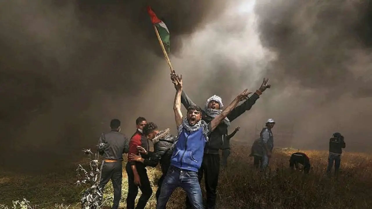 REUTERS/MOHAMMED SALEM - Manifestantes palestinos gritan durante los enfrentamientos con tropas israelíes en una protesta en la frontera entre Israel y Gaza