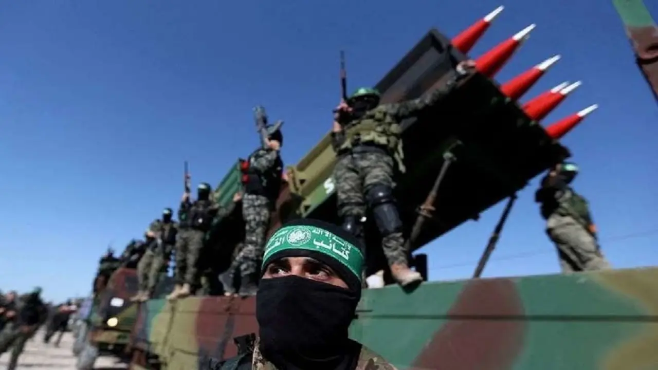REUTERS/IBRAHEEM ABU MUSTAFA - Militantes palestinos de Hamás asisten a una manifestación contra Israel en Khan Younis, en el sur de la Franja de Gaza