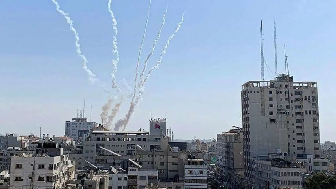 REUTERS/SUHAIB SALEMA - Cohetes disparados desde Gaza hacia Israel