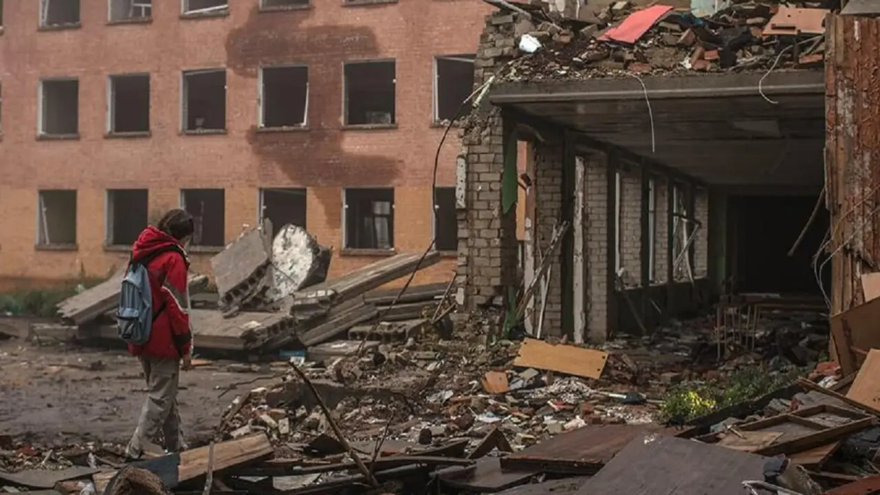 UNICEF/Diego Ibarra Sánchez - Una niña camina entre los escombros del patio de una escuela destruida por los bombardeos en Chernihiv, Ucrania