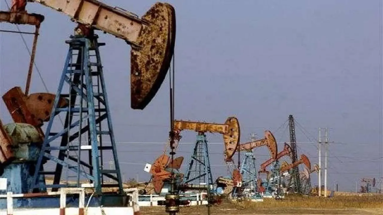 PHOTO/ARCHIVO - Bombas de extracción de petróleo en Marruecos