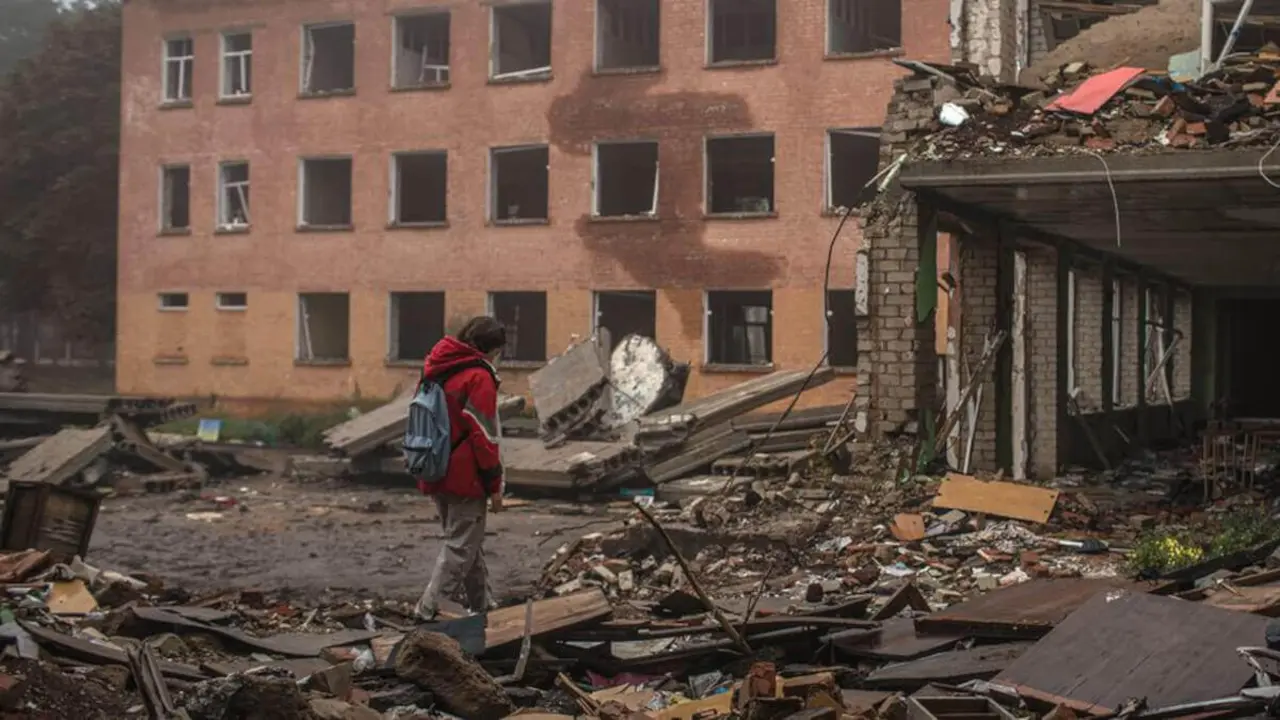 UNICEF/Diego Ibarra Sánchez - Una niña camina entre los escombros del patio de una escuela destruida por los bombardeos en Chernihiv, Ucrania