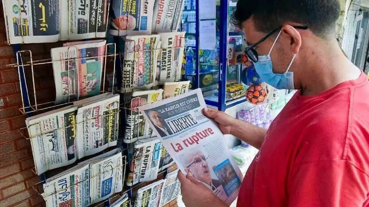Ciudadano argelino leyendo las portadas de los principales diarios de la prensa nacional - PHOTO/ARCHIVO