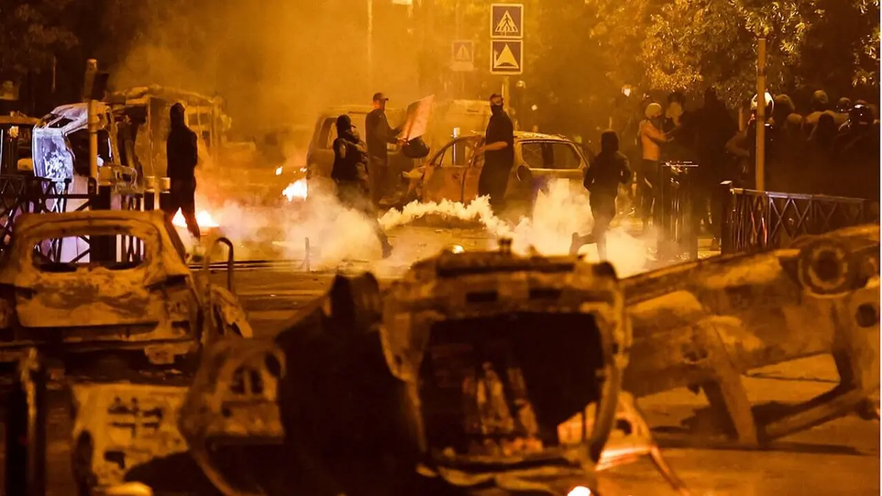REUTERS/GONZALO FUENTES - Los manifestantes chocan con la policía, tras la muerte de Nahel, un adolescente de 17 años asesinado por un policía francés durante una parada de tráfico, en Nanterre, suburbio de París, Francia, el 30 de junio de 2023