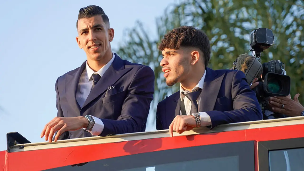 REUTERS/ABDLHAK BALHAKI - Los jugadores marroquíes Nayef Aguerd y Abde Ez