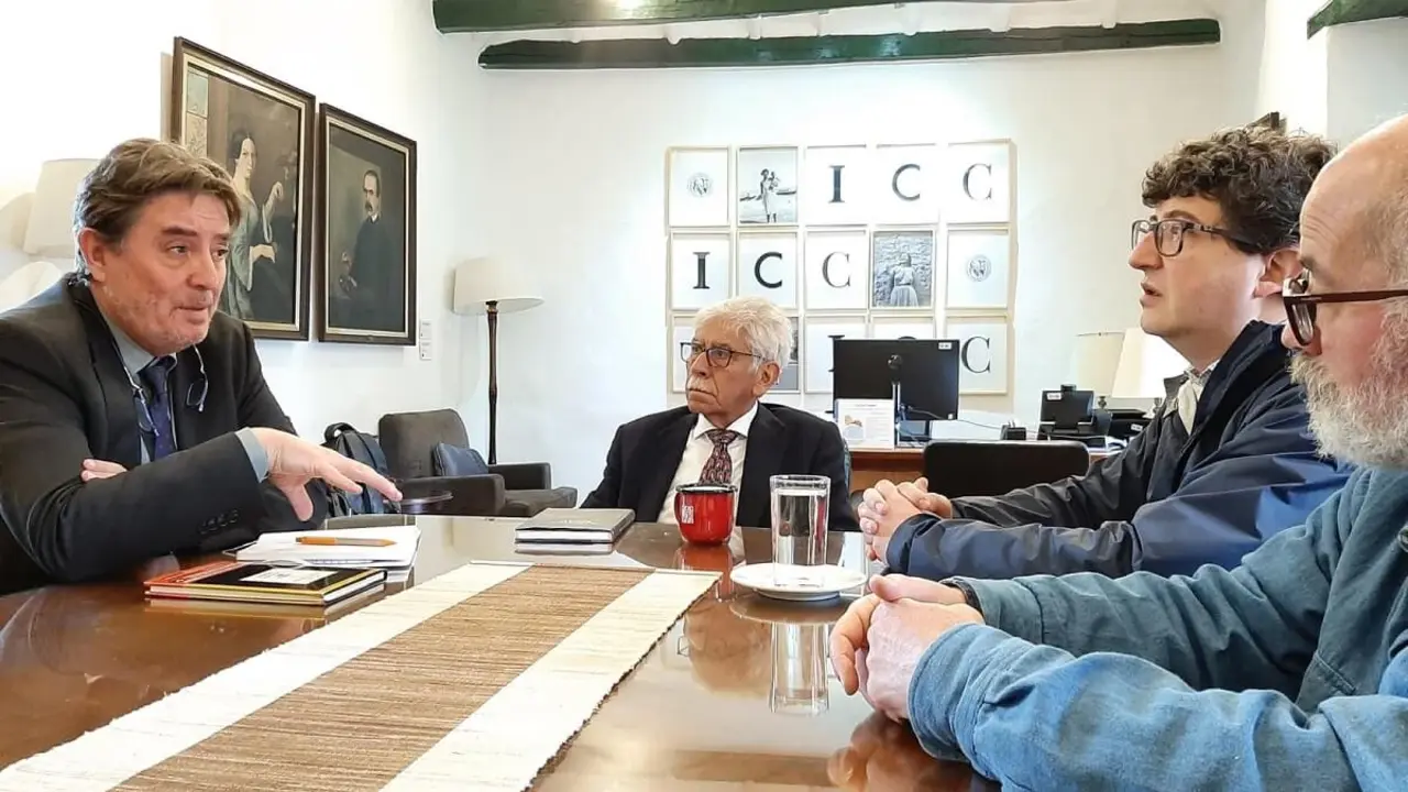 PHOTO/INSTITUTO CERVANTES - Luis García Montero con Medófilo Medina (c.) y el equipo académico del Instituto Caro y Cuervo en la sede de la institución en La Candelaria (Bogotá)